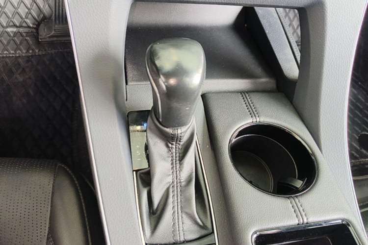 Used Toyota Avalon 2019 Dual-Engine 2.5L Luxury Edition China VI Standard Gear Lever