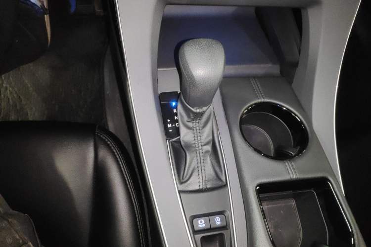 Used Toyota Avalon 2019 2.0L Ambition Edition China VI Gear Lever