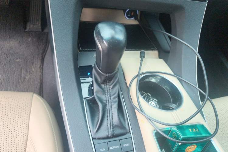 Used Toyota Avalon 2019 Dual-Engine 2.5L XLE Prestige Version China VI Standard Gear Lever