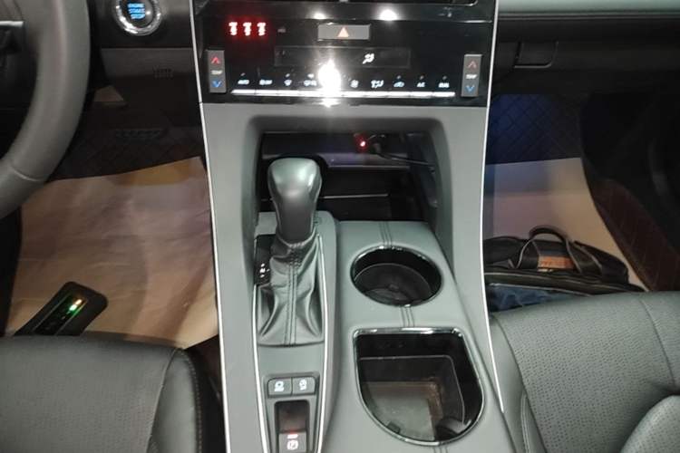 Used Toyota Avalon 2019 2.0L XLE Premium Edition China VI Gear Lever