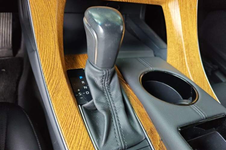 Used Toyota Avalon 2019 Dual-Engine 2.5L Luxury Edition China VI Standard Gear Lever