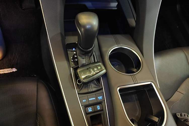Used Toyota Avalon 2019 2.5L Touring Premium Version China VI Standard Gear Lever