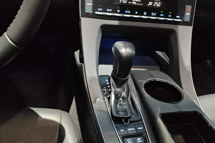 Used Toyota Avalon 2019 Dual-Engine 2.5L Luxury Edition China VI Standard Gear Lever
