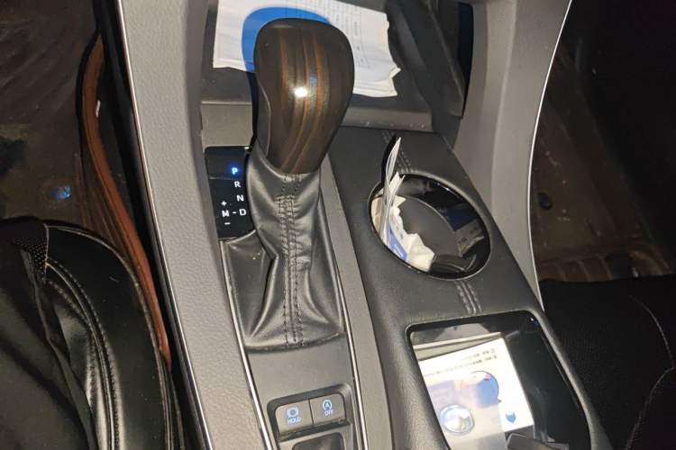 Used Toyota Avalon 2019 2.0L Luxury Edition China VI Standard Gear Lever