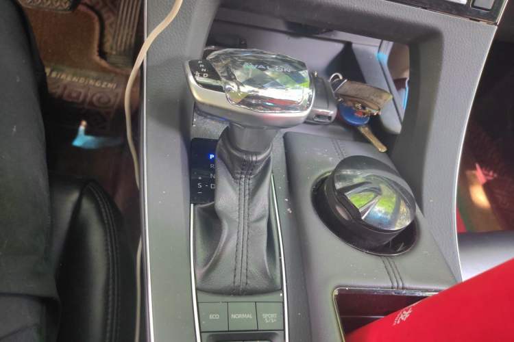 Used Toyota Avalon 2019 2.5L Ambition Version China VI Standard Gear Lever