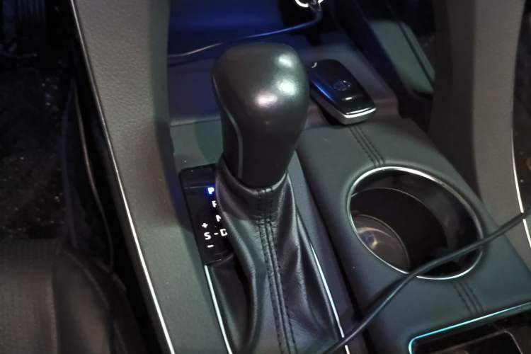 Used Toyota Avalon 2019 Dual-Engine 2.5L XLE Prestige Version China V Standard Gear Lever