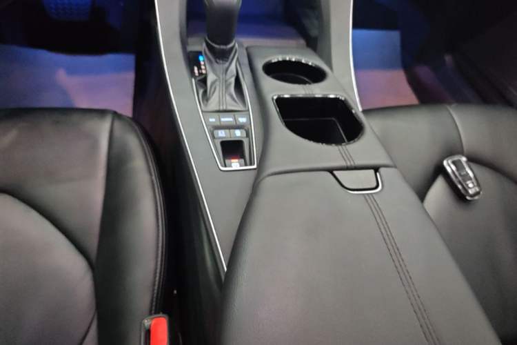 Used Toyota Avalon 2019 2.5L Ambition Version China VI Standard Gear Lever