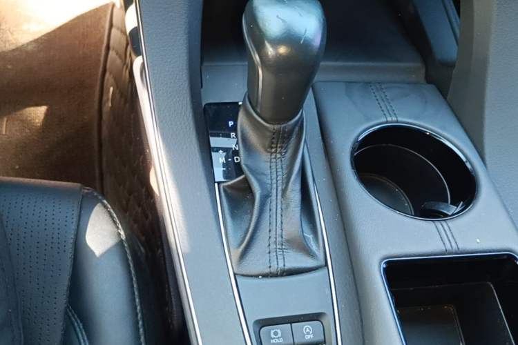 Used Toyota Avalon 2019 2.0L Luxury Edition China VI Standard Gear Lever