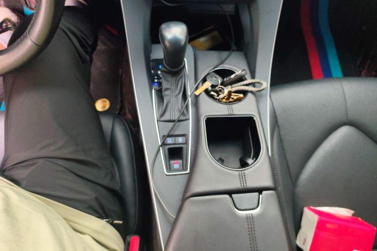 Used Toyota Avalon 2019 2.0L Luxury Edition China VI Standard Gear Lever