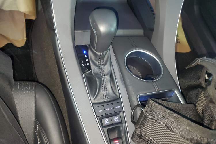 Used Toyota Avalon 2019 Dual-Engine 2.5L XLE Prestige Version China VI Standard Gear Lever