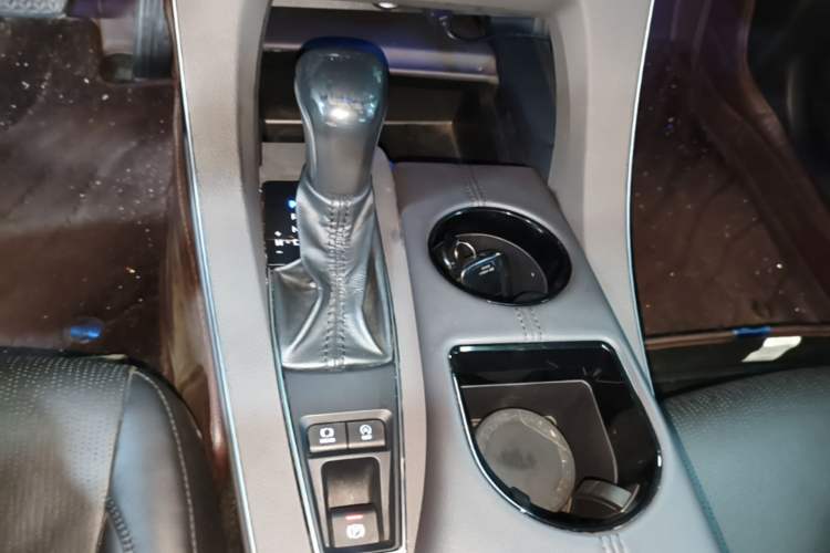 Used Toyota Avalon 2019 2.0L Luxury Edition China VI Standard Gear Lever