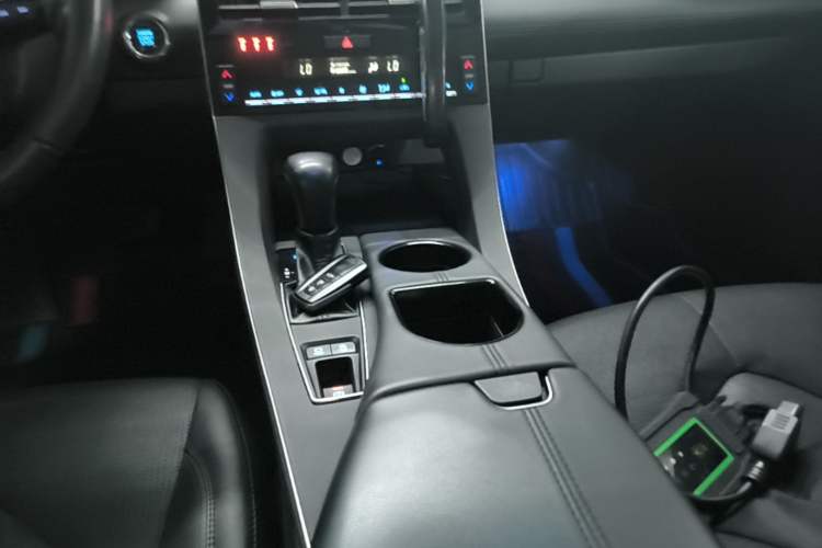 Used Toyota Avalon 2019 2.0L Luxury Edition China VI Standard Gear Lever