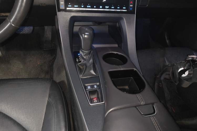 Used Toyota Avalon 2019 2.0L XLE Premium Edition China VI Gear Lever