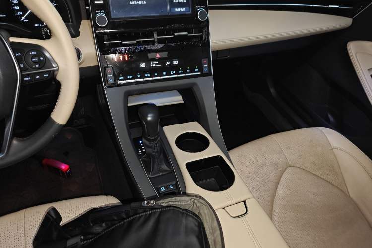 Used Toyota Avalon 2019 2.0L Luxury Edition China VI Standard Gear Lever
