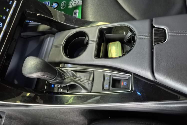 Used Toyota Avalon 2019 2.0L Ambition Edition China VI Gear Lever