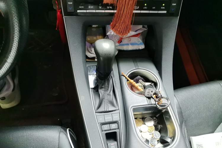 Used Toyota Avalon 2019 Dual-Engine 2.5L XLE Prestige Version China VI Standard Gear Lever