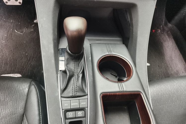Used Toyota Avalon 2019 Dual-Engine 2.5L XLE Prestige Version China VI Standard Gear Lever