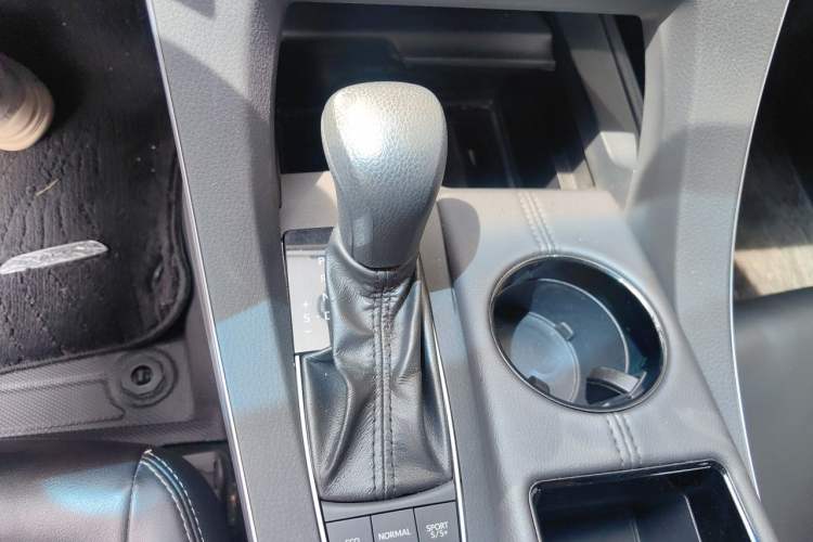 Used Toyota Avalon 2019 2.5L Ambition Version China VI Standard Gear Lever