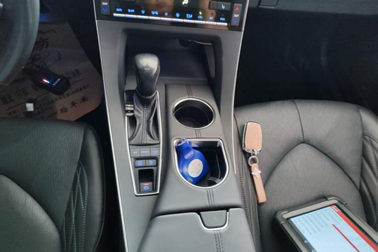 Used Toyota Avalon 2019 2.5L Touring Premium Version China VI Standard Gear Lever
