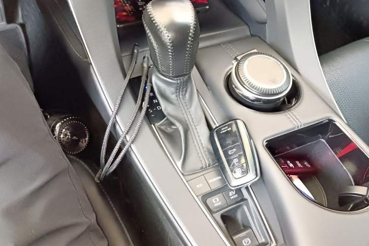 Used Toyota Avalon 2019 Dual-Engine 2.5L Luxury Edition China VI Standard Gear Lever