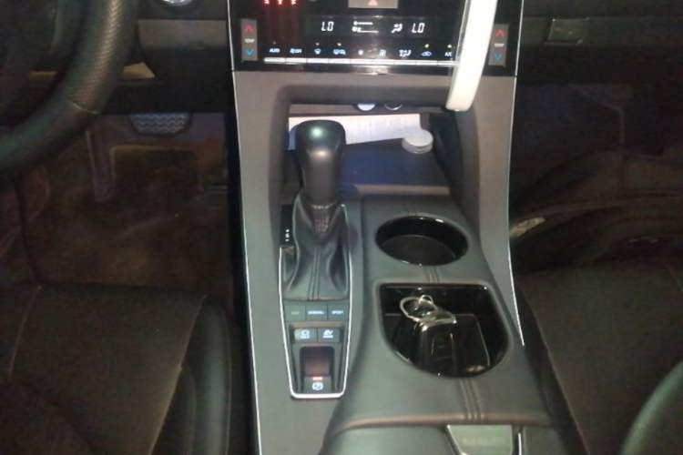 Used Toyota Avalon 2019 Dual-Engine 2.5L Luxury Edition China VI Standard Gear Lever