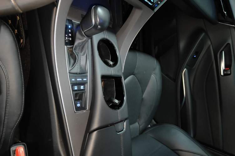 Used Toyota Avalon 2019 Dual-Engine 2.5L Luxury Edition China VI Standard Gear Lever