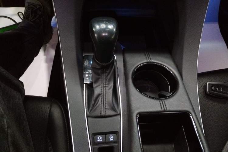 Used Toyota Avalon 2019 2.0L Luxury Edition China VI Standard Gear Lever