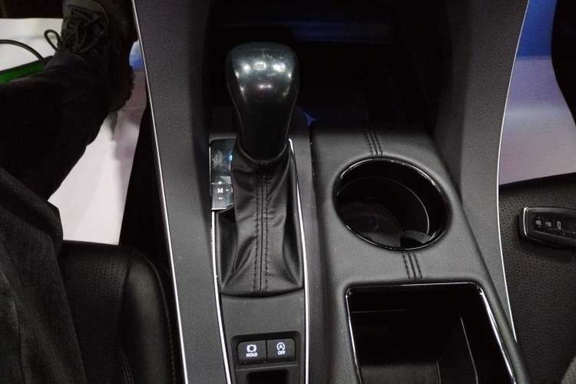 Used Toyota Avalon 2019 2.0L Luxury Edition China VI Standard Gear Lever