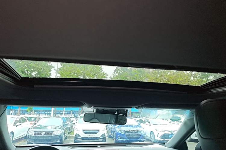 Used Toyota Avalon 2019 2.0L XLE Premium Edition China VI Headliner