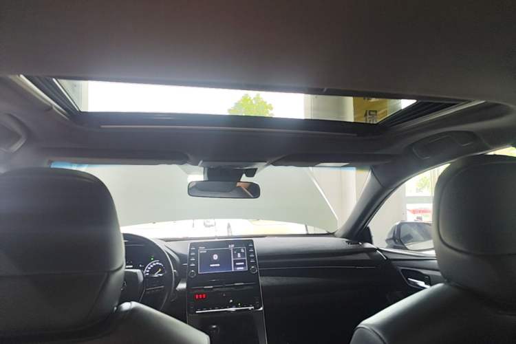 Used Toyota Avalon 2019 Dual-Engine 2.5L Luxury Edition China VI Standard Headliner