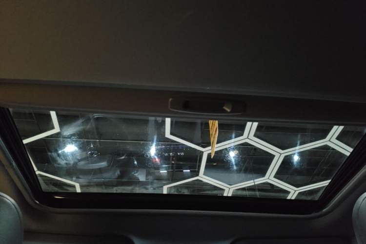 Used Toyota Avalon 2019 Dual-Engine 2.5L Luxury Edition China VI Standard Headliner