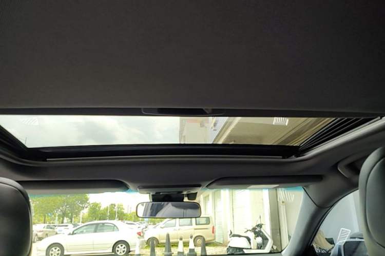 Used Toyota Avalon 2019 Dual-Engine 2.5L Luxury Edition China VI Standard Headliner