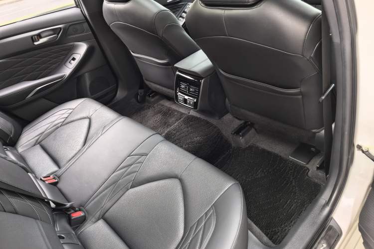 Used Toyota Avalon 2019 2.5L Touring Premium Version China VI Standard Interior 10
