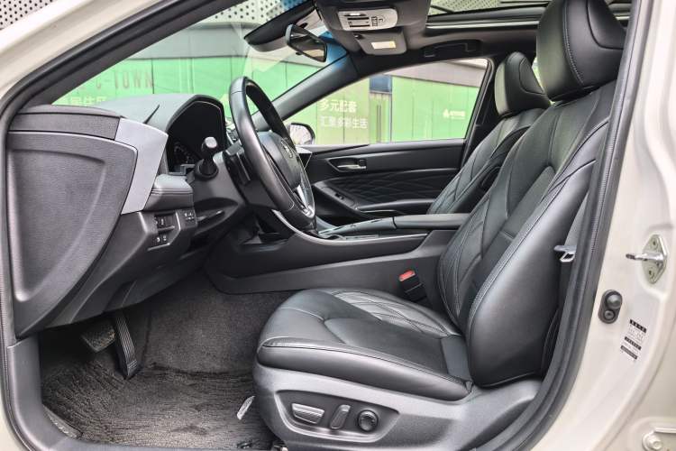 Used Toyota Avalon 2019 2.5L Touring Premium Version China VI Standard Interior 2