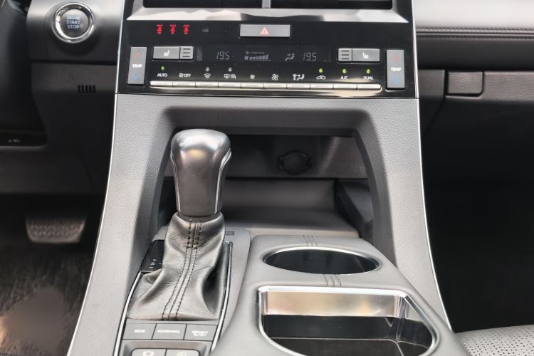 Used Toyota Avalon 2019 2.5L Touring Premium Version China VI Standard Interior 3