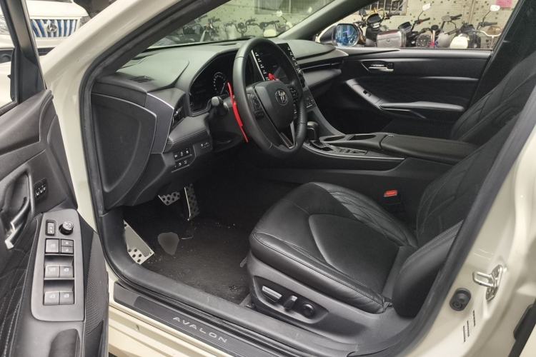 Used Toyota Avalon 2019 Dual-Engine 2.5L XLE Prestige Version China VI Standard Interior 3