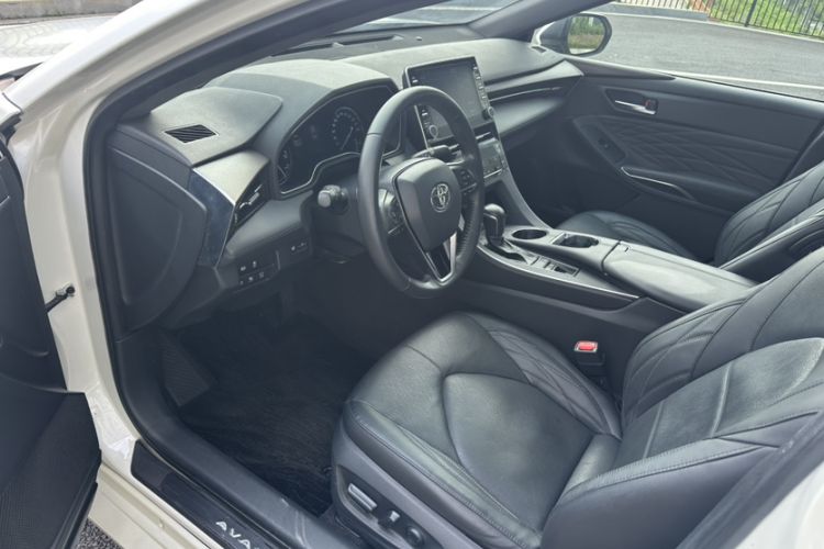 Used Toyota Avalon 2019 2.5L Touring Premium Version China VI Standard Interior 3