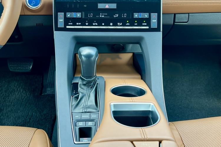 Used Toyota Avalon 2019 Dual-Engine 2.5L Limited Flagship Edition China VI Standard Interior 5