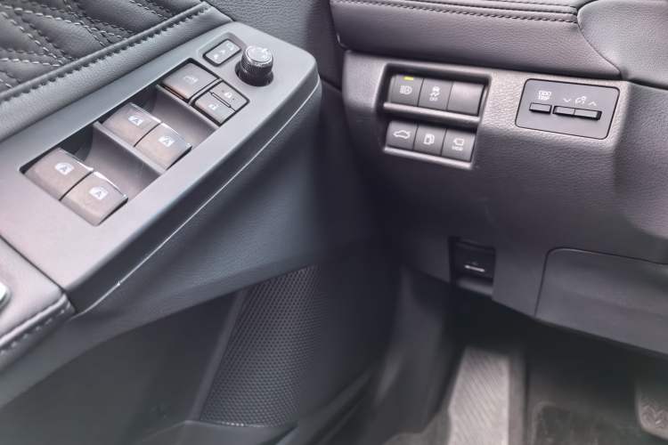 Used Toyota Avalon 2019 2.5L Touring Premium Version China VI Standard Interior 8
