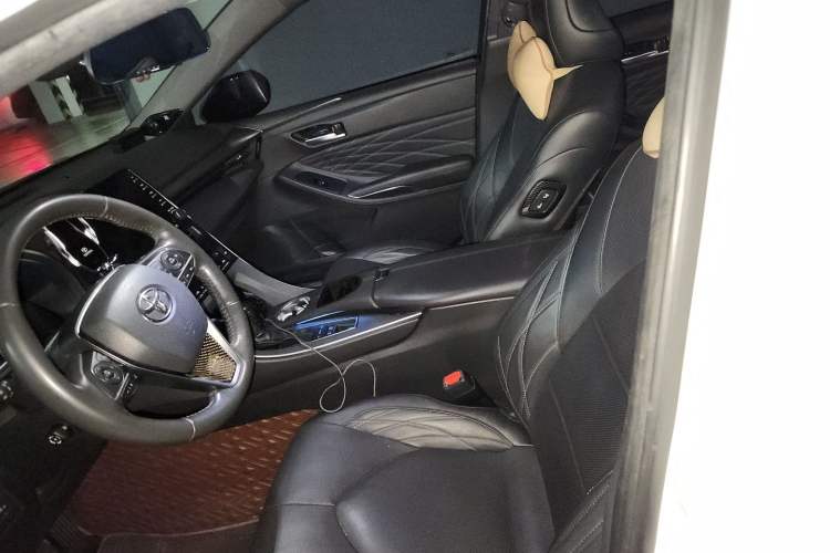 Used Toyota Avalon 2019 Dual-Engine 2.5L Limited Flagship Edition China VI Standard Left Front Seat