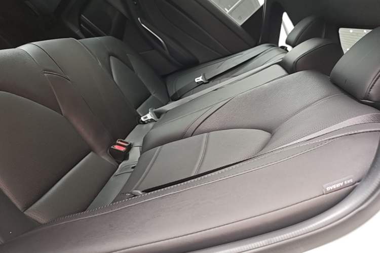 Used Toyota Avalon 2019 2.0L XLE Premium Edition China VI Left Rear Seat