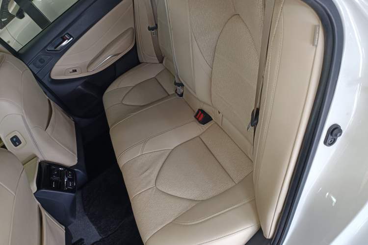 Used Toyota Avalon 2019 2.0L XLE Premium Edition China VI Left Rear Seat
