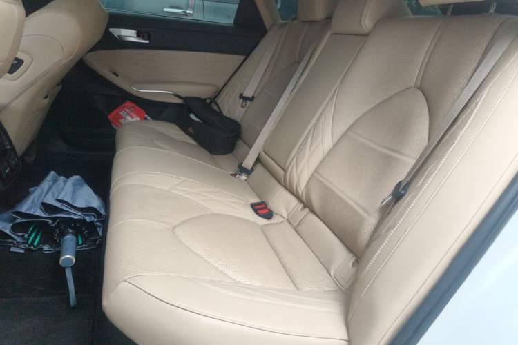 Used Toyota Avalon 2019 Dual-Engine 2.5L XLE Prestige Version China VI Standard Left Rear Seat