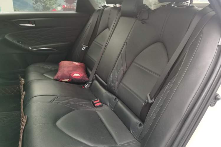 Used Toyota Avalon 2019 Dual-Engine 2.5L XLE Prestige Version China V Standard Left Rear Seat