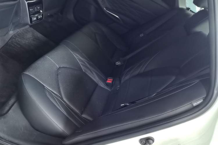 Used Toyota Avalon 2019 2.5L Touring Premium Version China VI Standard Left Rear Seat