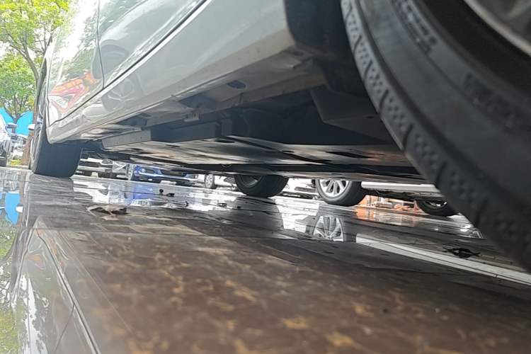 Used Toyota Avalon 2019 2.0L XLE Premium Edition China VI Left Side Sill