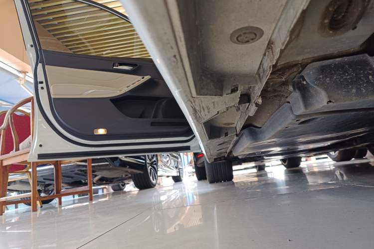 Used Toyota Avalon 2019 2.0L XLE Premium Edition China VI Left Side Sill