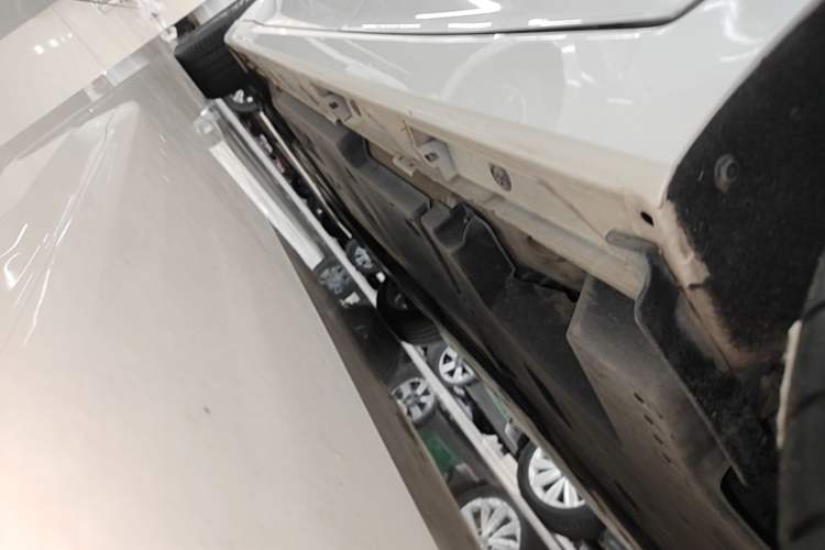 Used Toyota Avalon 2019 2.0L XLE Premium Edition China VI Left Side Sill