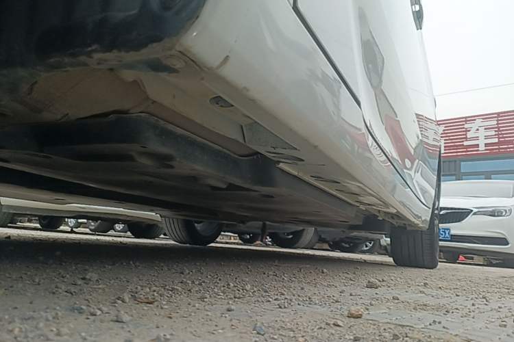 Used Toyota Avalon 2019 2.0L XLE Premium Edition China VI Left Side Sill