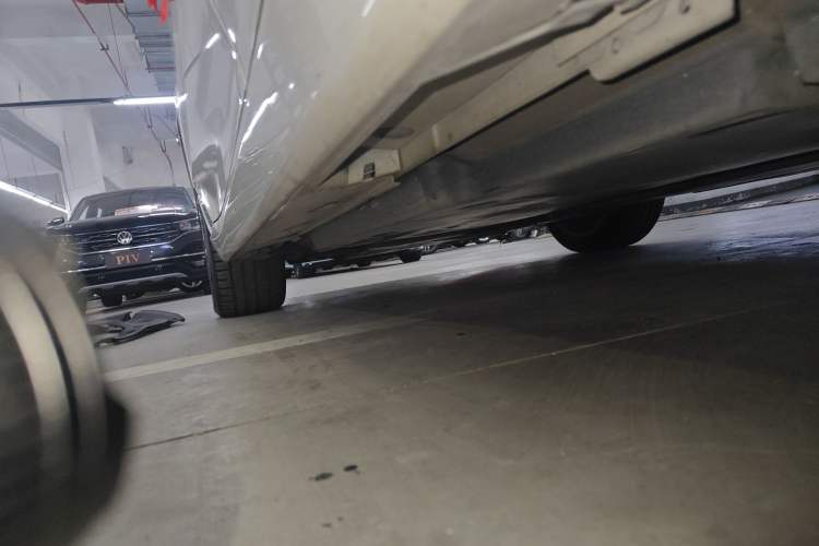 Used Toyota Avalon 2019 2.0L XLE Premium Edition China VI Left Side Sill